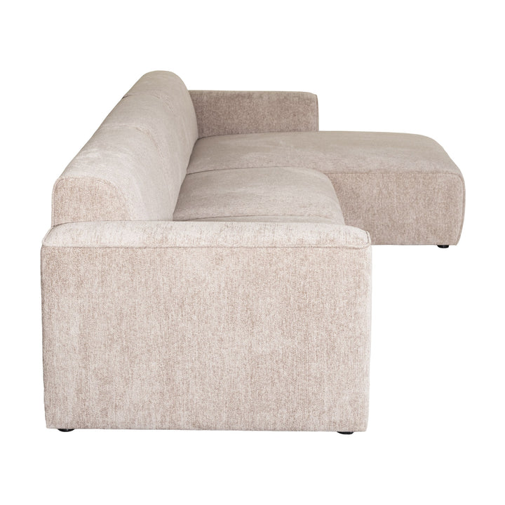 Como hjørnesofa i sandfarget chenille, sett fra siden mot hvit bakgrunn