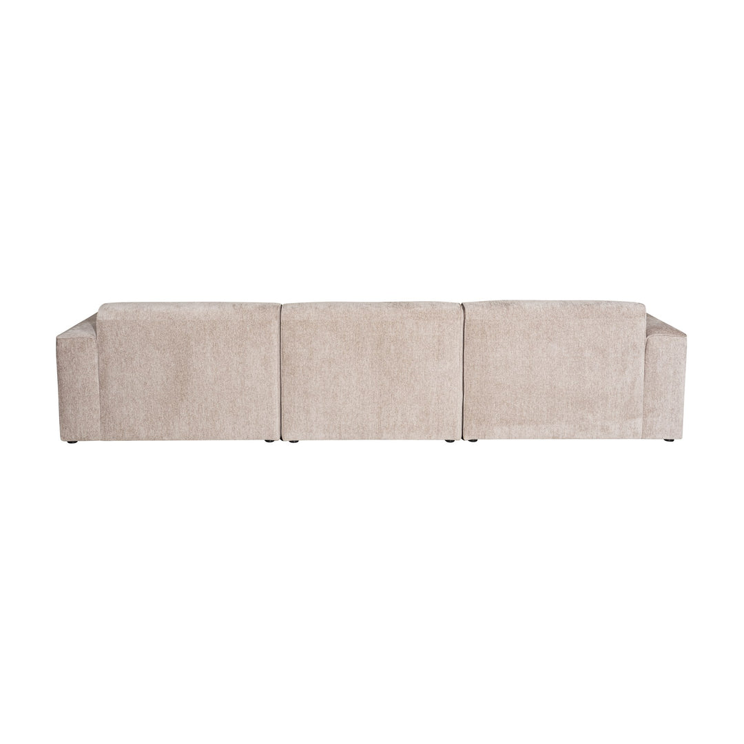 Como hjørnesofa i sandfarget chenille, sett bakfra mot hvit bakgrunn