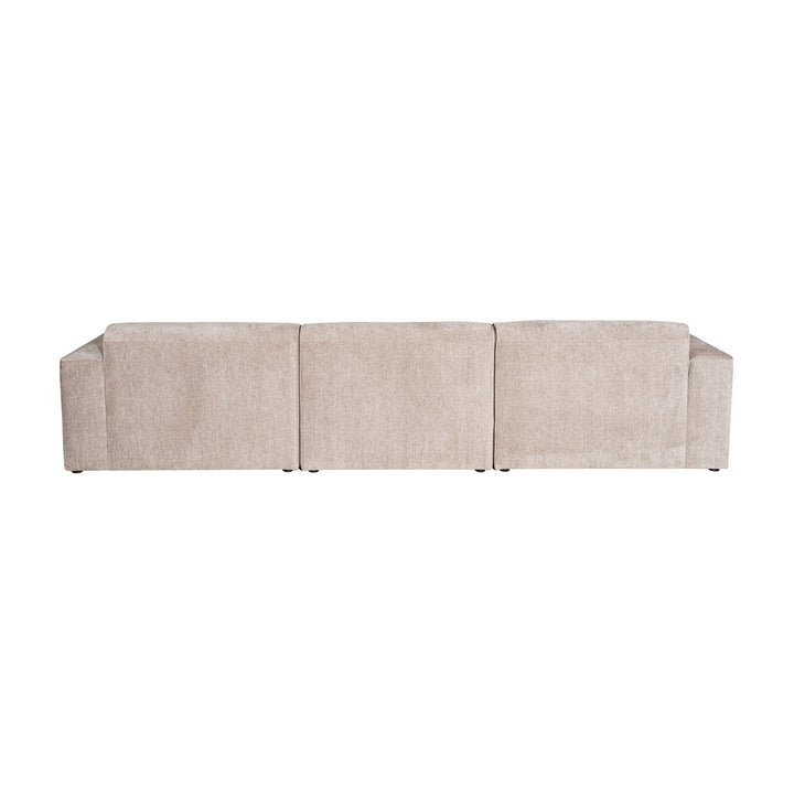 Como hjørnesofa i sandfarget chenille, sett bakfra mot hvit bakgrunn
