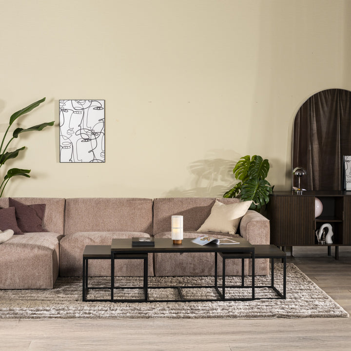 Como hjørnesofa i gråbeige chenille i stue med monstera, mørk kommode og sorte sofabord