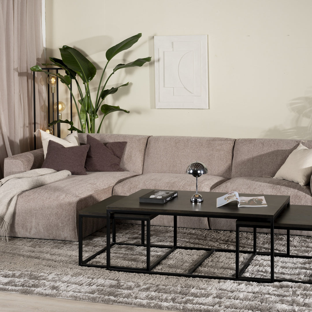 Como hjørnesofa i gråbeige chenille i stue med plante, gulvlampe og brune puter
