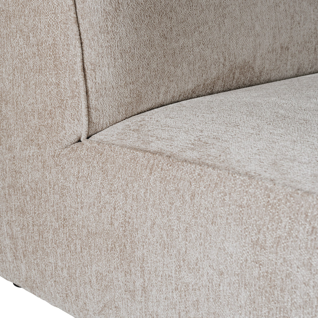 Como modulsofa i gråbeige chenille, detalj av sete og myk tekstur