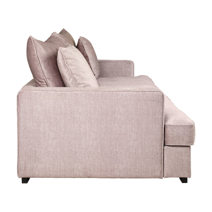 Rossi sofa i beige velur med løse puter, sett skrått forfra mot hvit bakgrunn