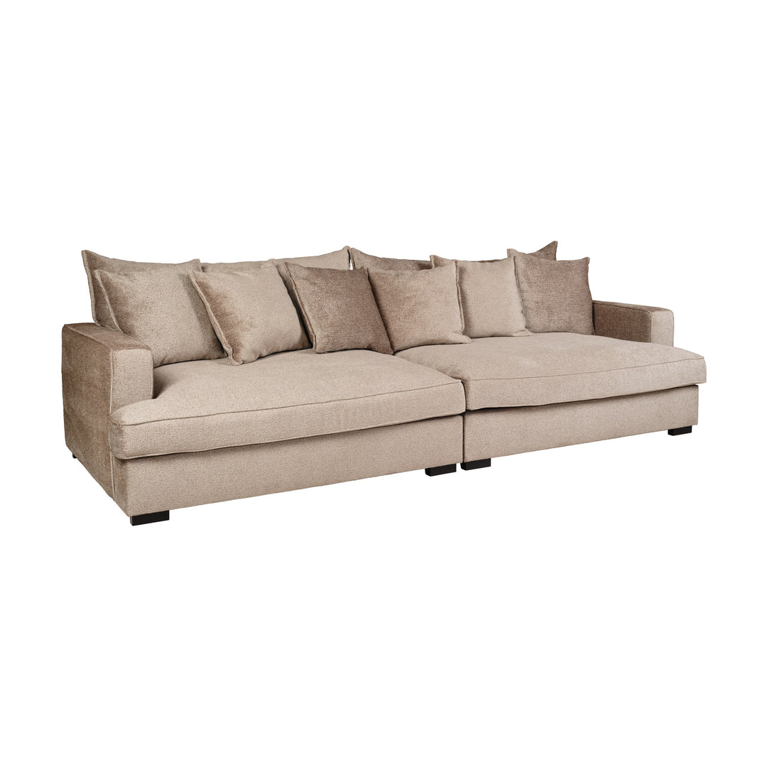 Rossi sofa i lys beige chenille med løse puter, sett skrått forfra mot hvit bakgrunn