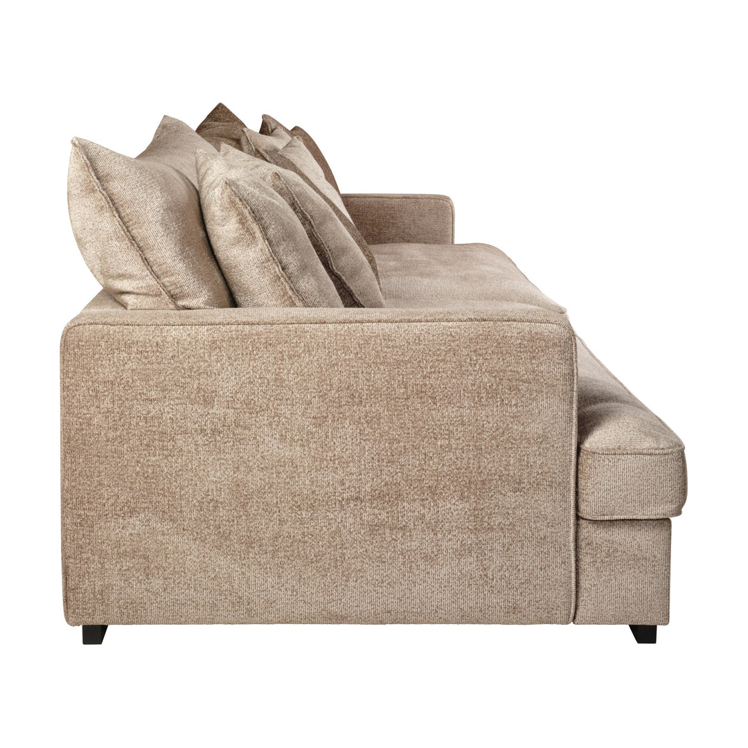 Rossi sofa i lys beige chenille med løse puter, sett fra siden mot hvit bakgrunn
