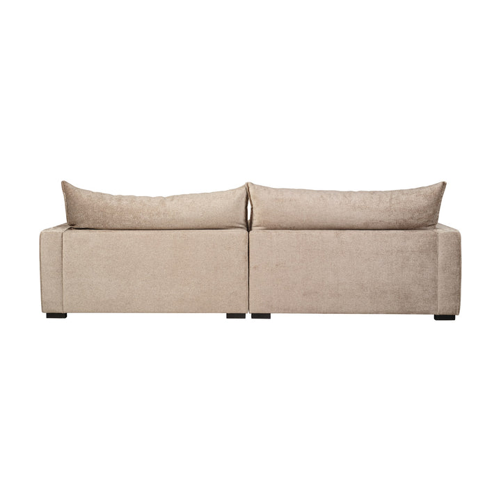 Rossi sofa i lys beige chenille, sett bakfra mot hvit bakgrunn