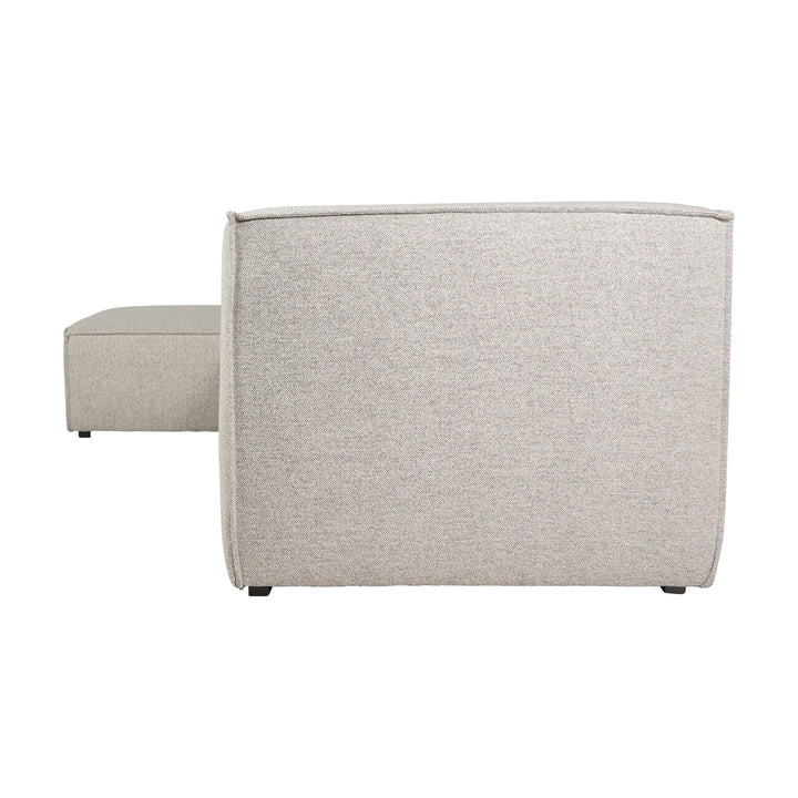 Beacon hjørnesofa i beige stoff, sett fra siden med sjeselong, mot hvit bakgrunn.