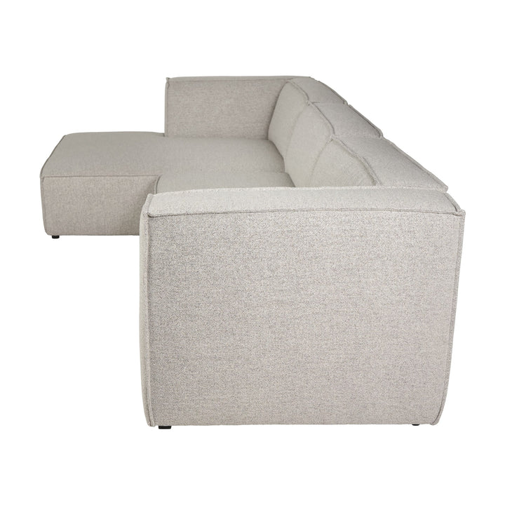 Beacon hjørnesofa i beige stoff, sett fra siden med sjeselong til venstre, mot hvit bakgrunn.