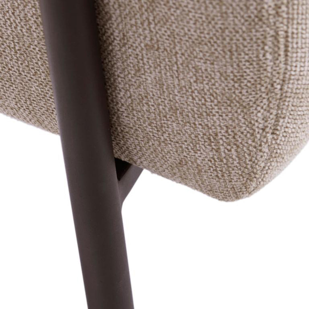 Trout loungestol, nærbilde av beige kanalsydd chenille-tekstil