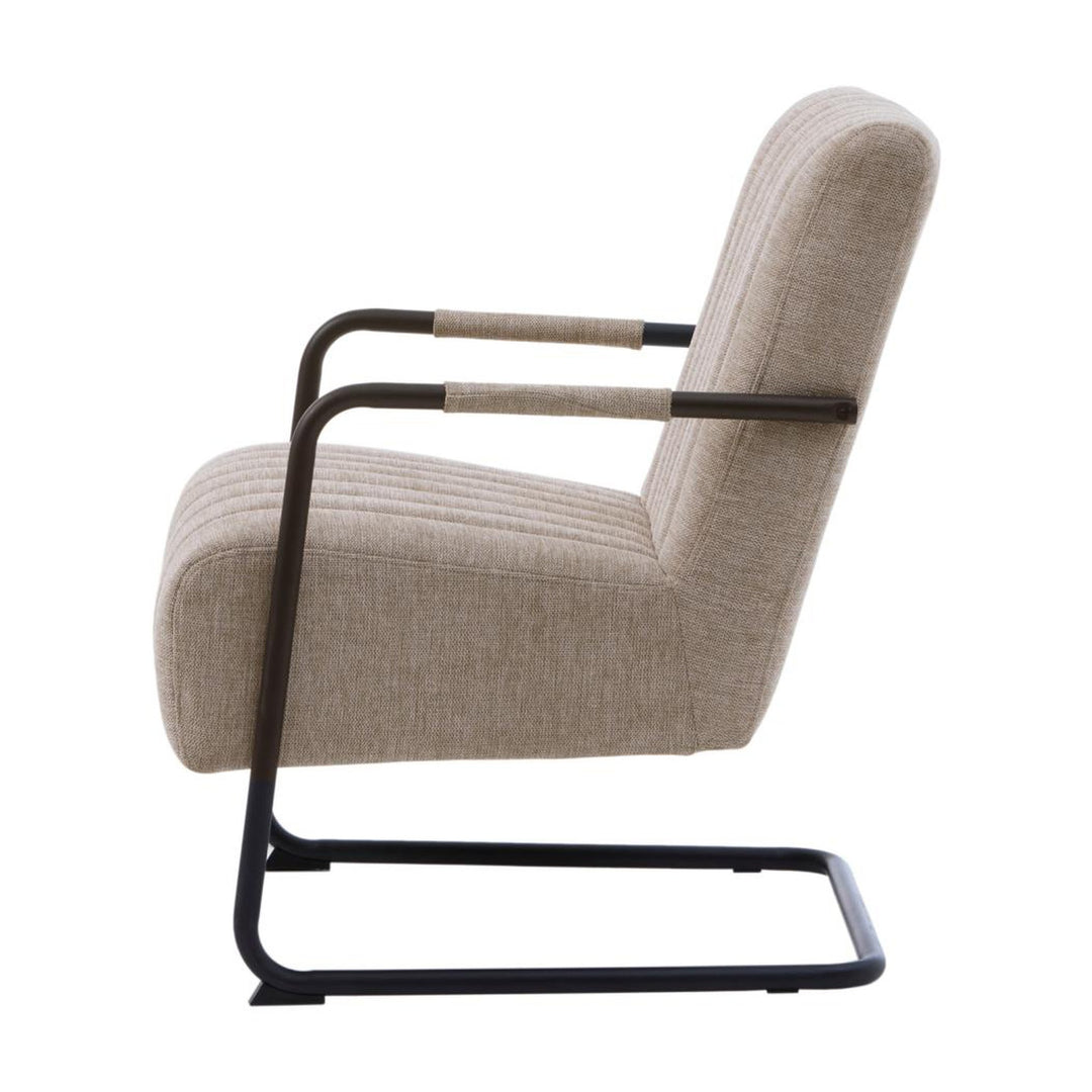 Trout loungestol i beige chenille med svart sveiset understell, sett fra siden
