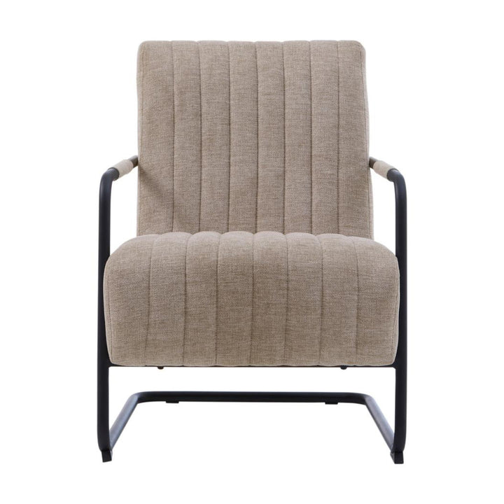 Trout loungestol i beige chenille med svart understell, sett forfra