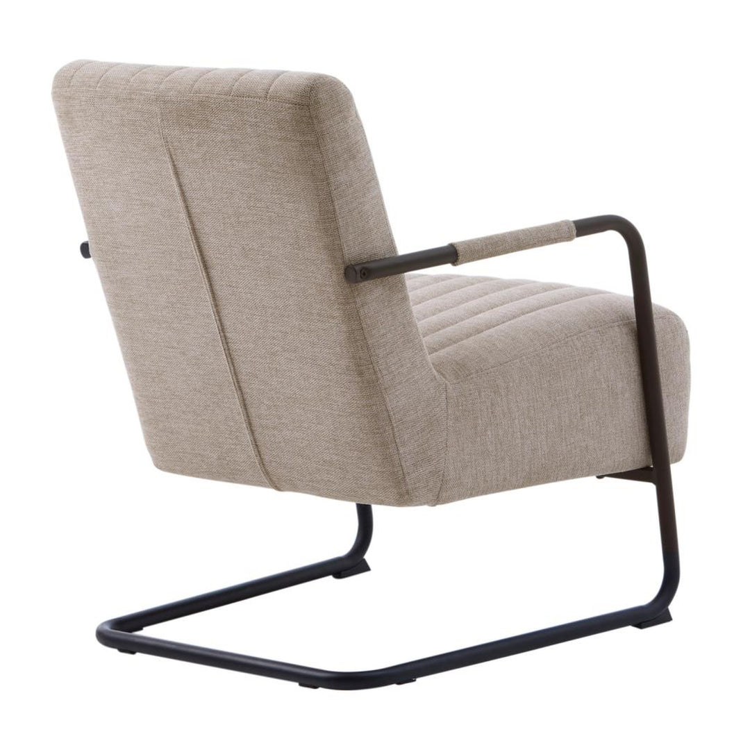 Trout loungestol i beige chenille med svart understell, sett skrått bakfra