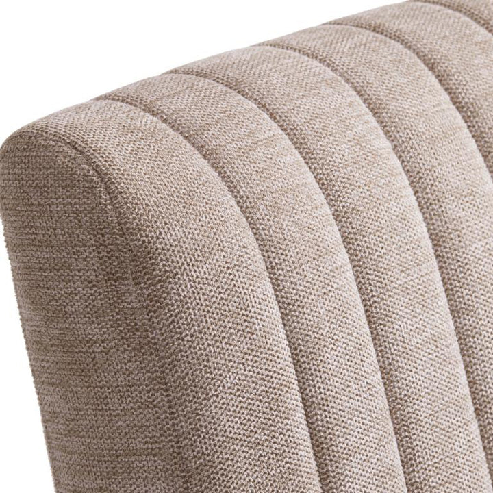 Trout loungestol, nærbilde av kanalsydd rygg i beige chenille