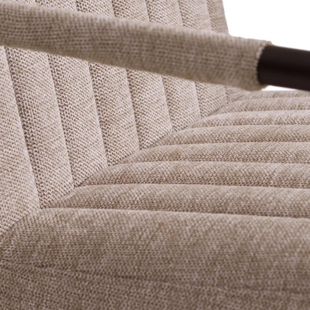 Trout loungestol, nærbilde av kanalsydd sete og armlene i beige chenille