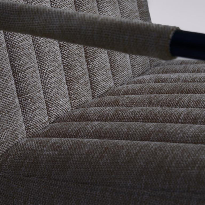 Trout loungestol, nærbilde av grå kanalsydd chenille-tekstil