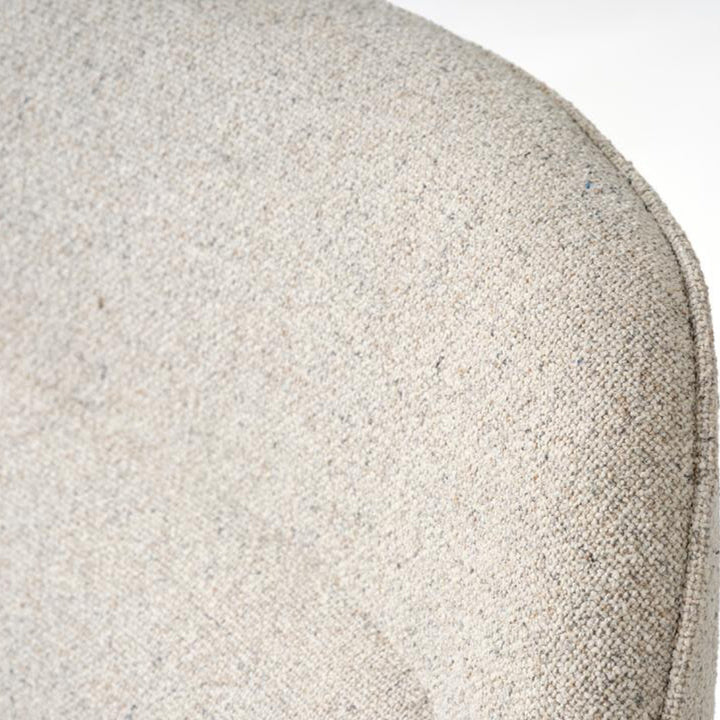Lynn loungestol, nærbilde av kremhvit bouclé-tekstil på ryggen