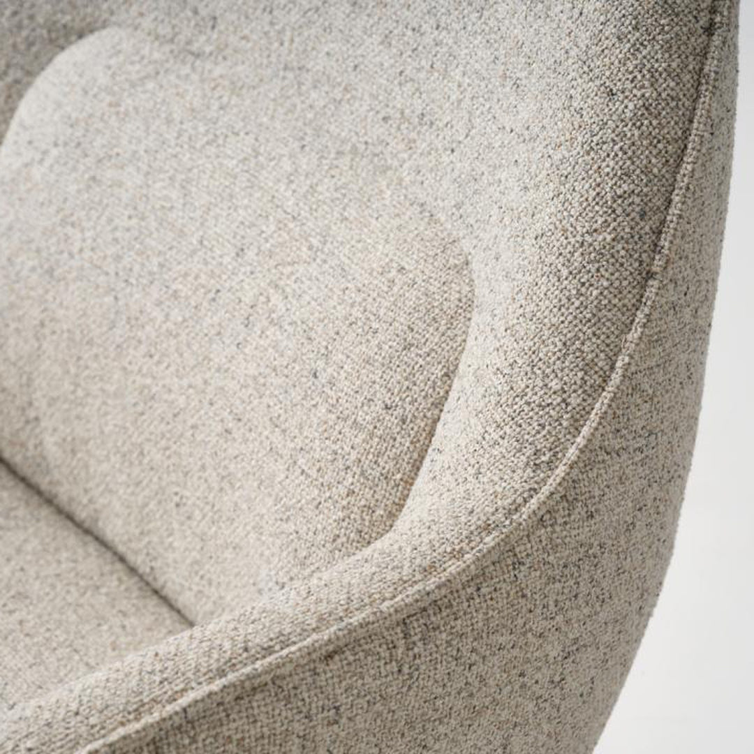 Lynn loungestol, nærbilde av lys beige bouclé-tekstil