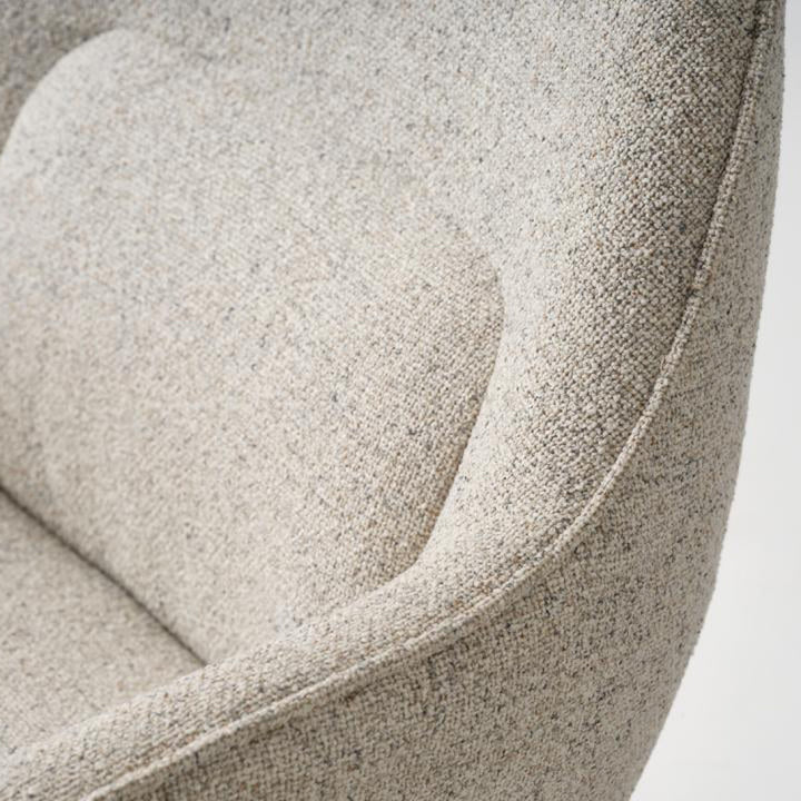 Lynn loungestol, nærbilde av lys beige bouclé-tekstil
