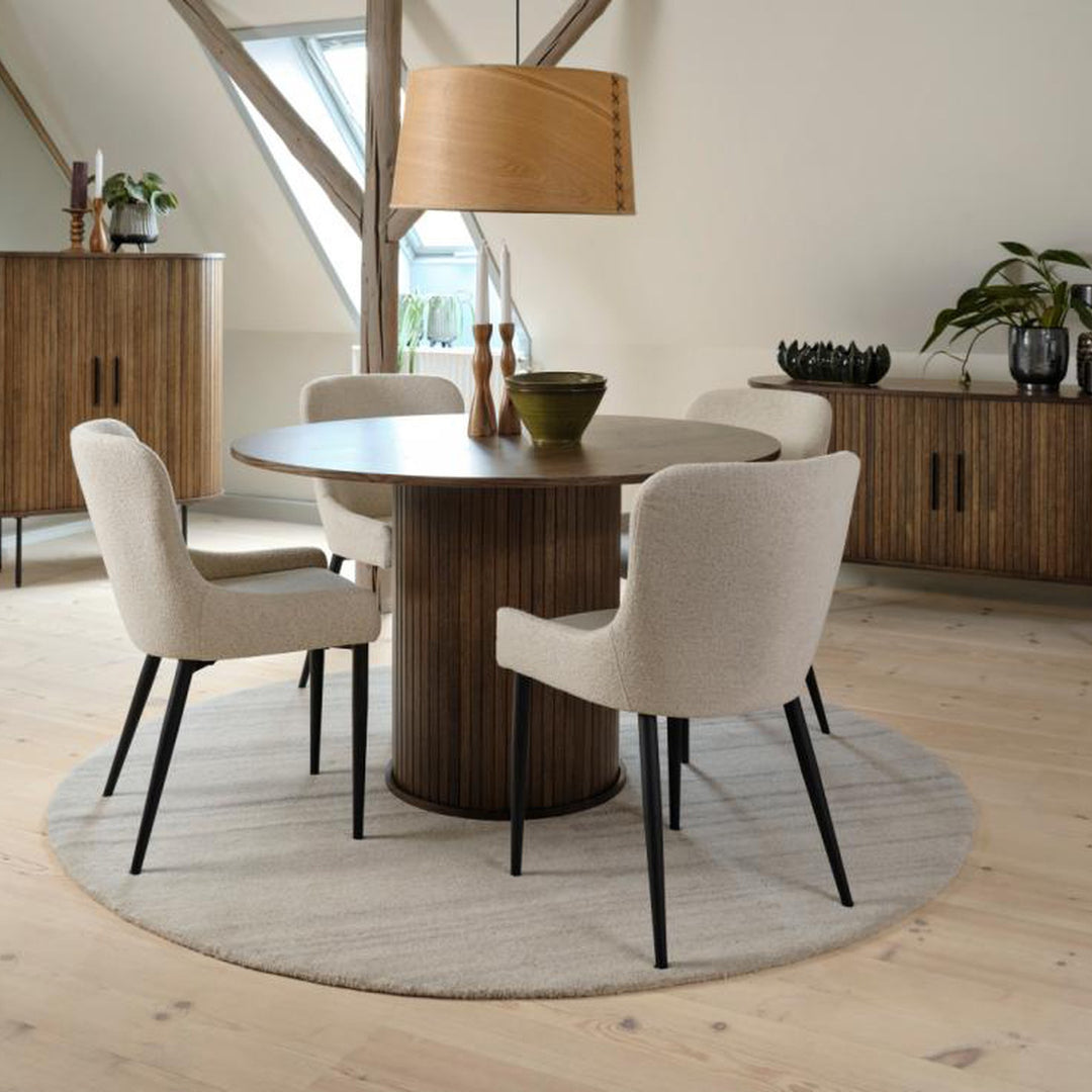 Fiola spisebord i røyket eik, rundt med lamellsøyle, beige boucléstoler og rispapirpendel på loft