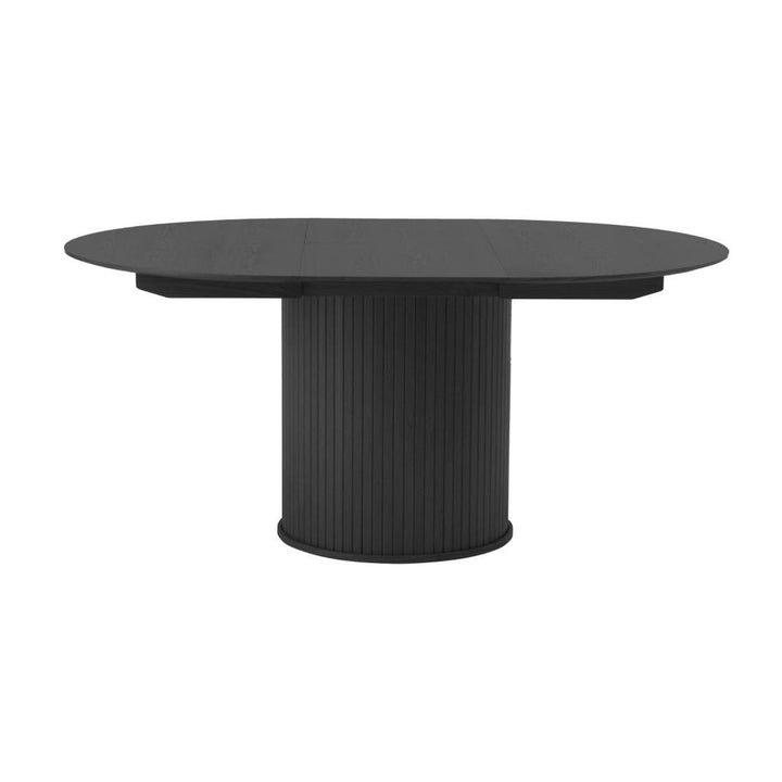 Fiola spisebord i sort eik, fullt uttrekt oval plate med riflet søylefot på hvit bakgrunn