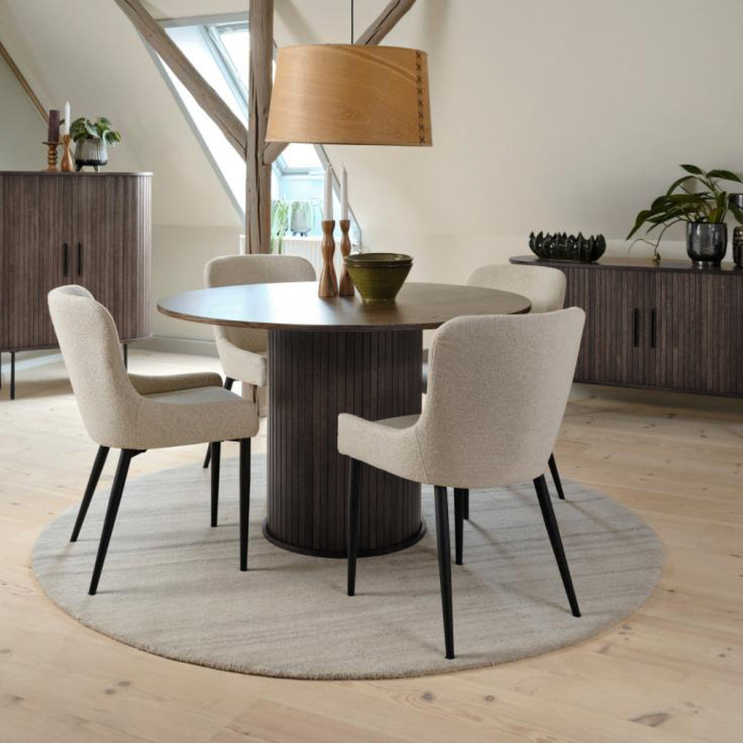 Fiola spisebord i espresso eik, rundt med lamellsøyle, beige boucléstoler og rispapirpendel på loft