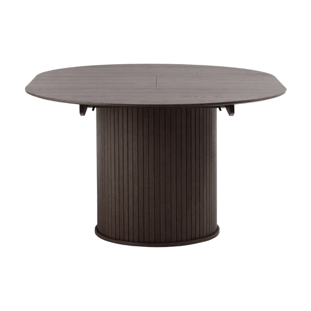 Fiola spisebord i espresso eik, oval uttrekt plate med riflet søylefot på hvit bakgrunn