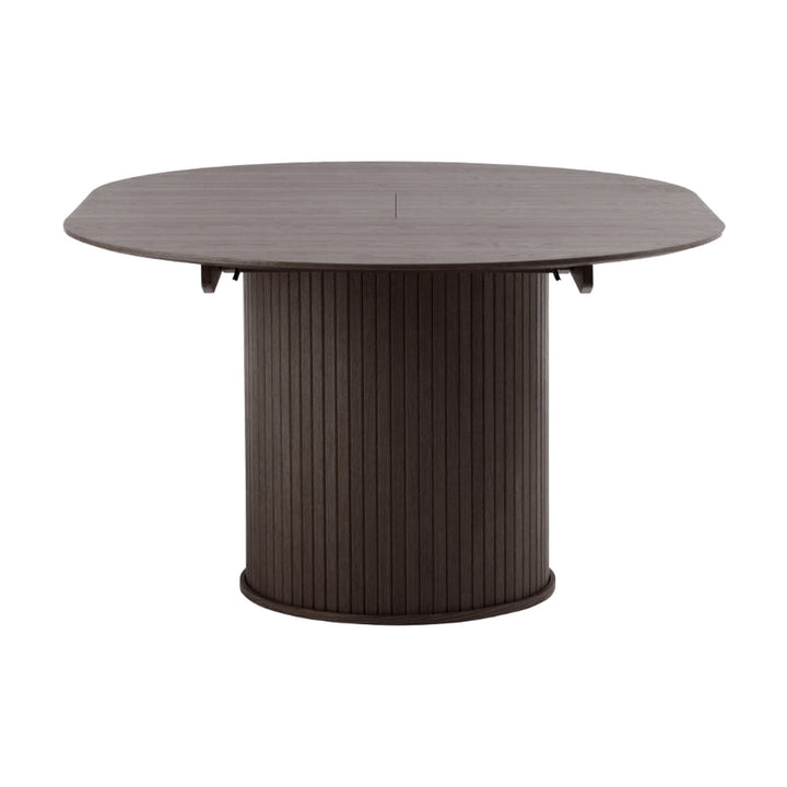 Fiola spisebord i espresso eik, oval uttrekt plate med riflet søylefot på hvit bakgrunn