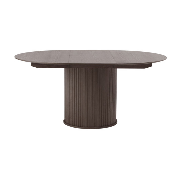 Fiola spisebord i espresso eik, fullt uttrekt oval plate med riflet søylefot på hvit bakgrunn