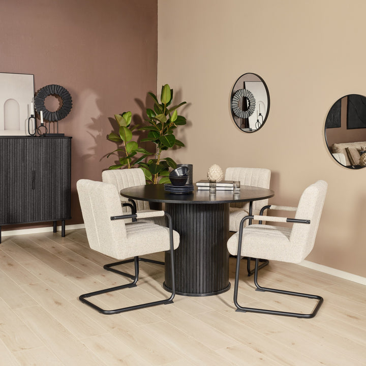 Trout spisestol i beige bouclé rundt sort spisebord, med plante og speil