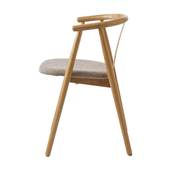Relate spisestol i naturlig eik med gråbeige sete, sett skrått bakfra