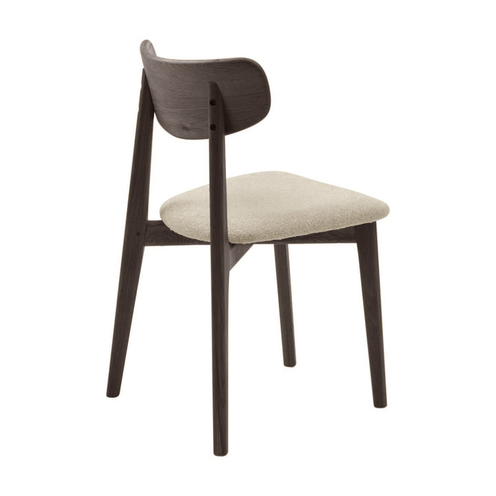 Elim spisestol i espressofarget eik med beige sete, sett skrått bakfra
