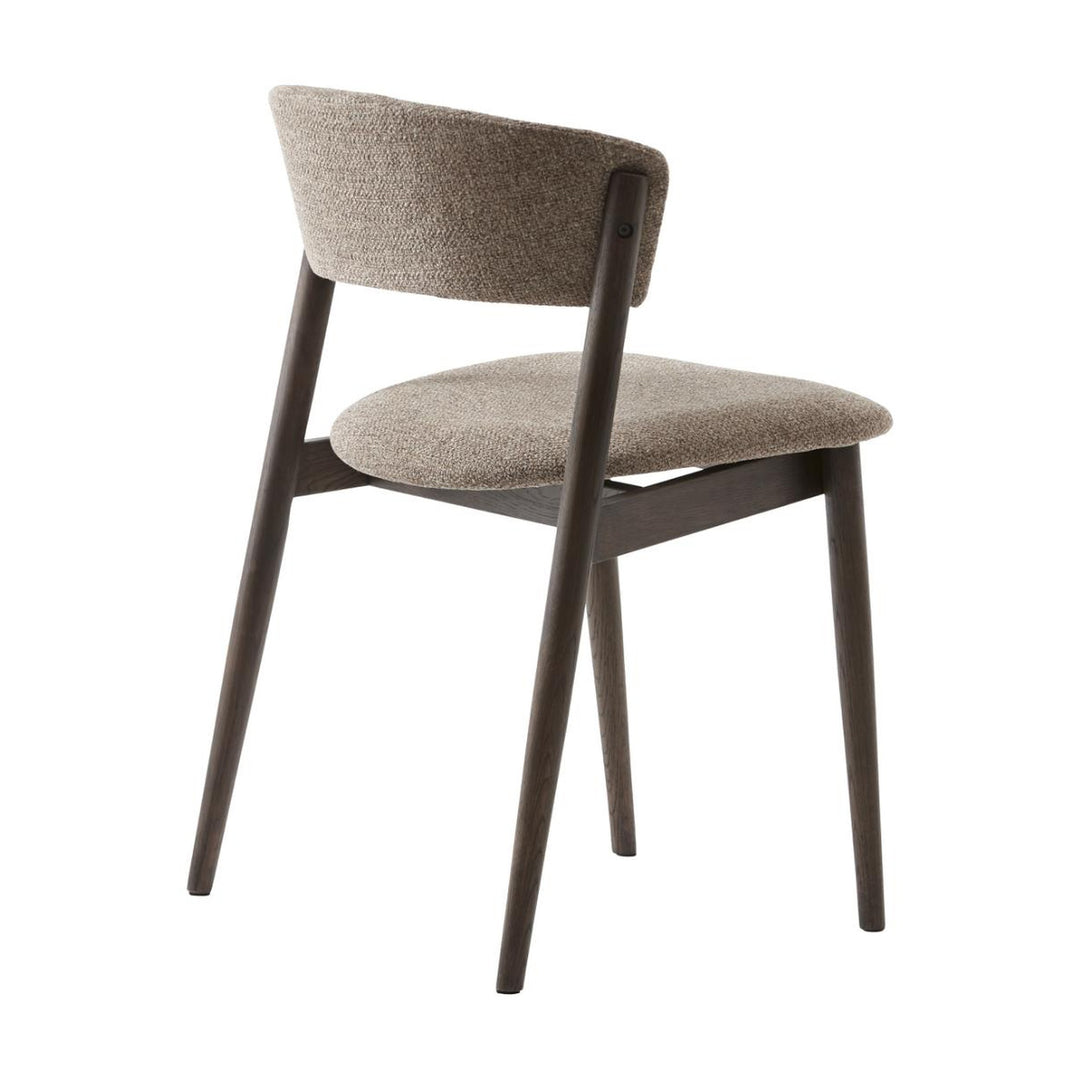 Revere spisestol i mørkbeiset eik med polstret sete og rygg i beige bouclé, sett bakfra