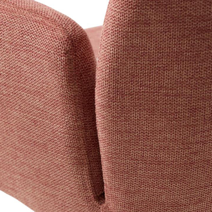 Nærbilde av armlene på Roxana spisestol i støvet rosa vevd stoff med tydelig vev