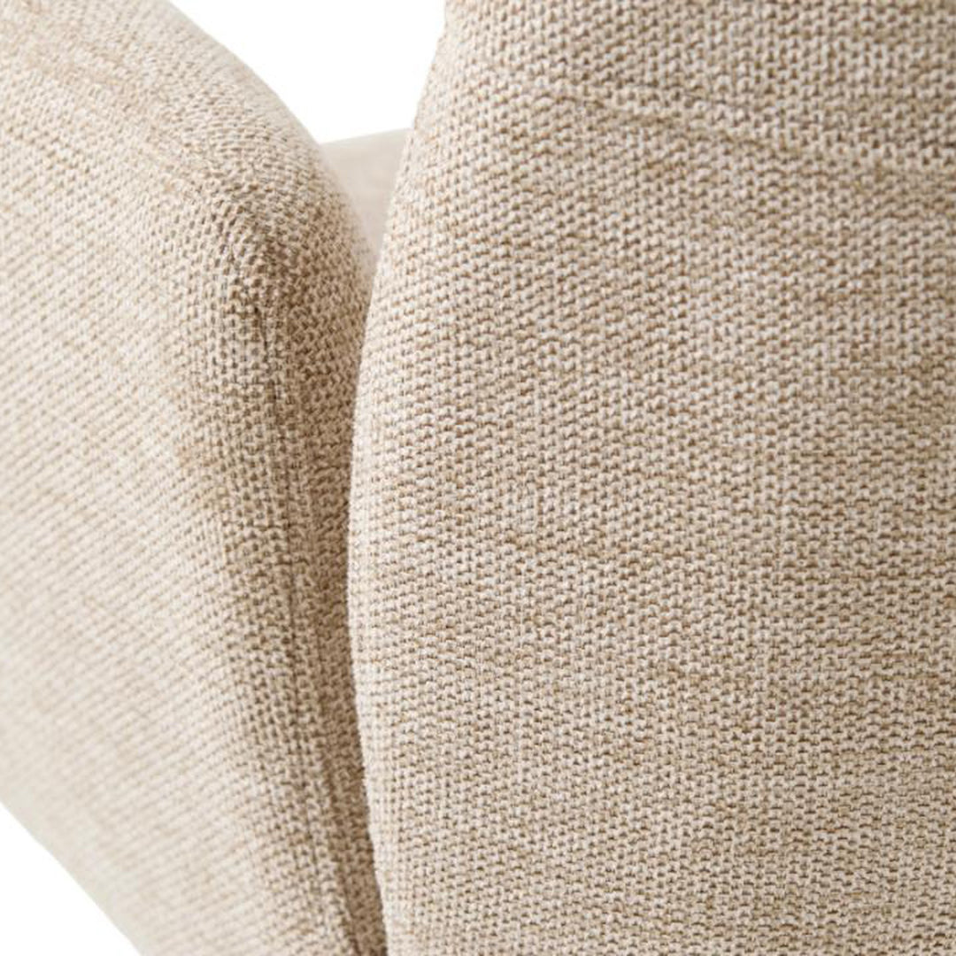 Nærbilde av armlene og rygg på Roxana spisestol i sandfarget vevd stoff
