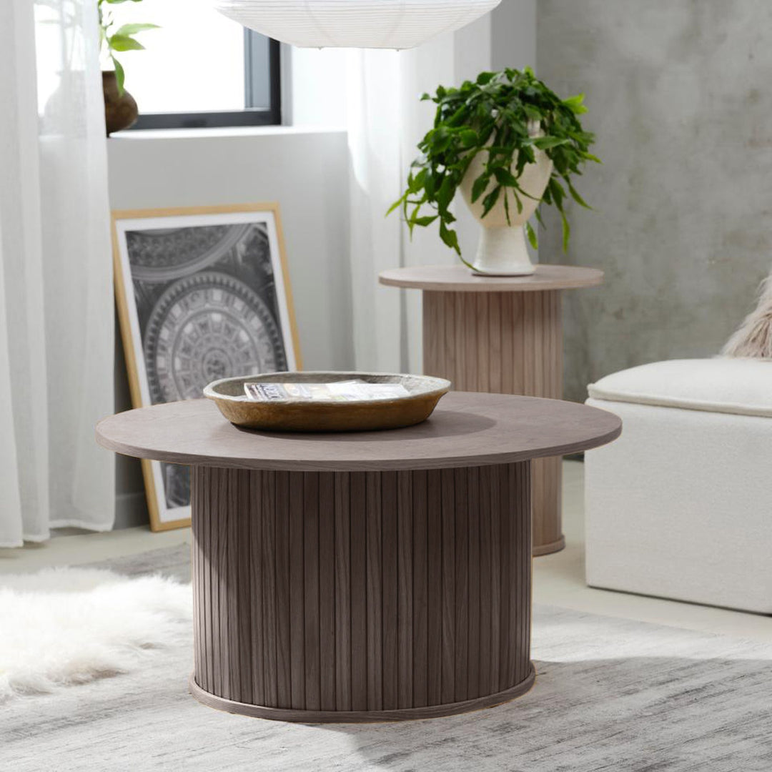 Fiola sofabord i espresso eik med riflet søylefot, med matchende sidebord i lyst rom med plante