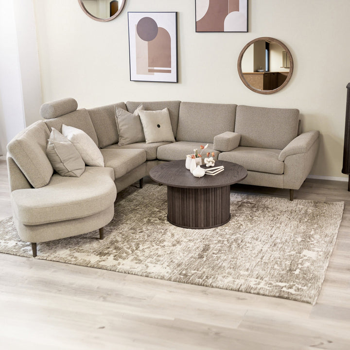 Fiola sofabord i espresso eik foran beige hjørnesofa, med speil, plakater og teppe