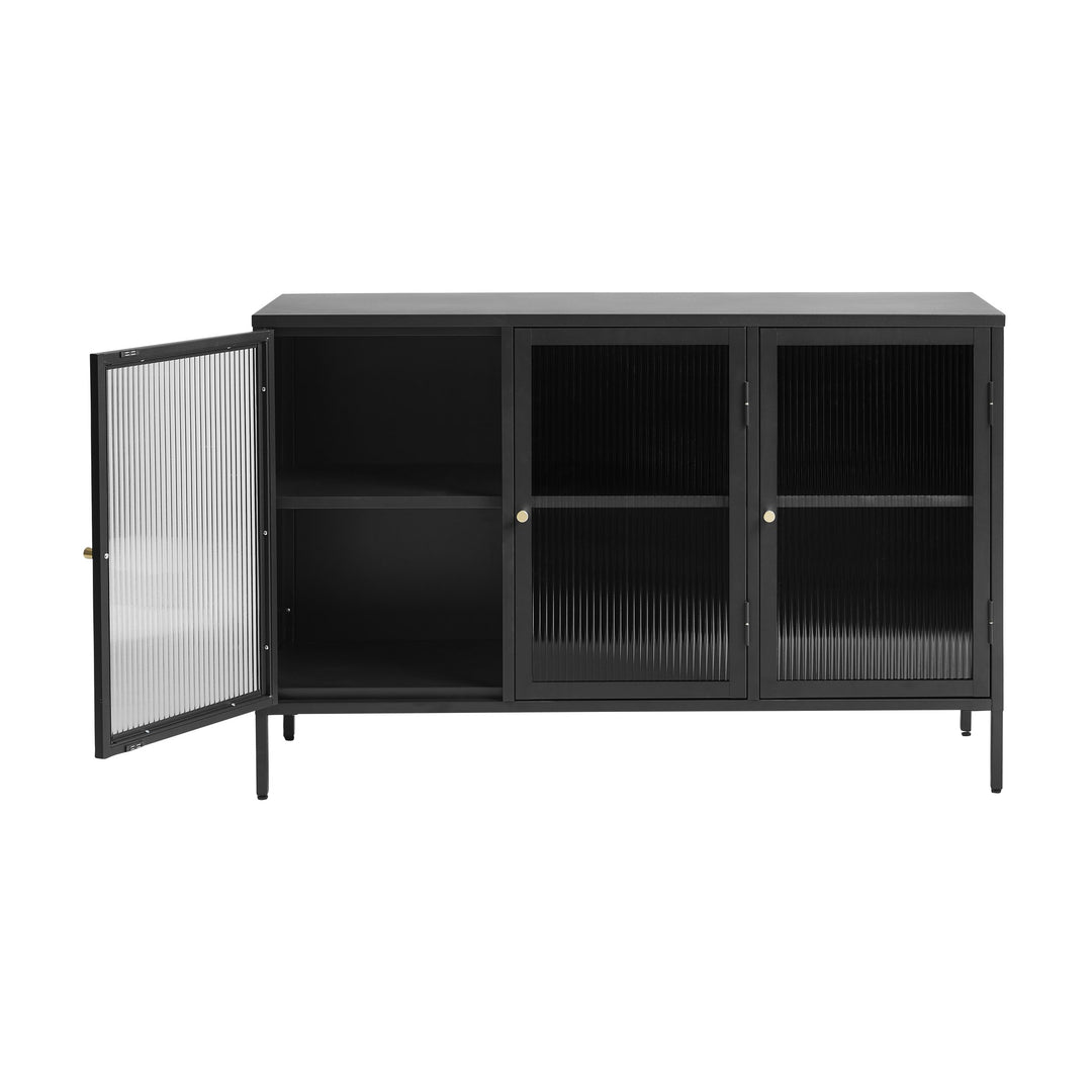 Bronco skjenk i sort metall med åpen glassdør som viser hylle, på hvit bakgrunn