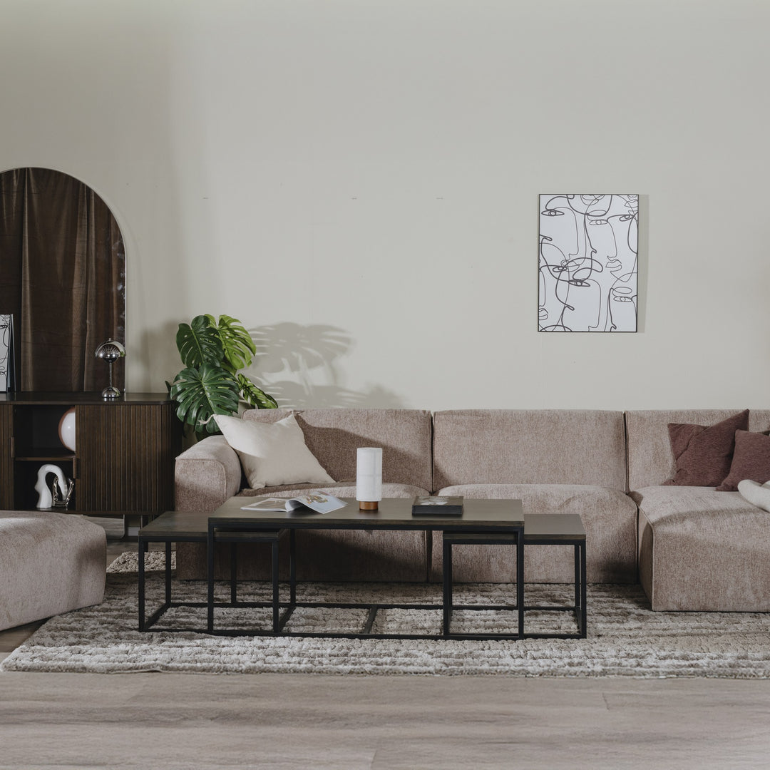 Cavo skjenk i espresso eik i stue med beige sofa, sofabord og grønn plante