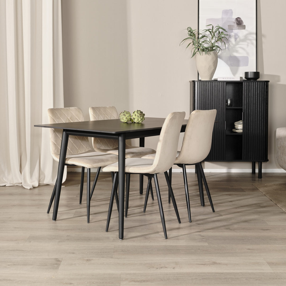 Cavo skap i sort eik i spisestue med sort spisebord og beige velursstoler, vase med plante på toppen