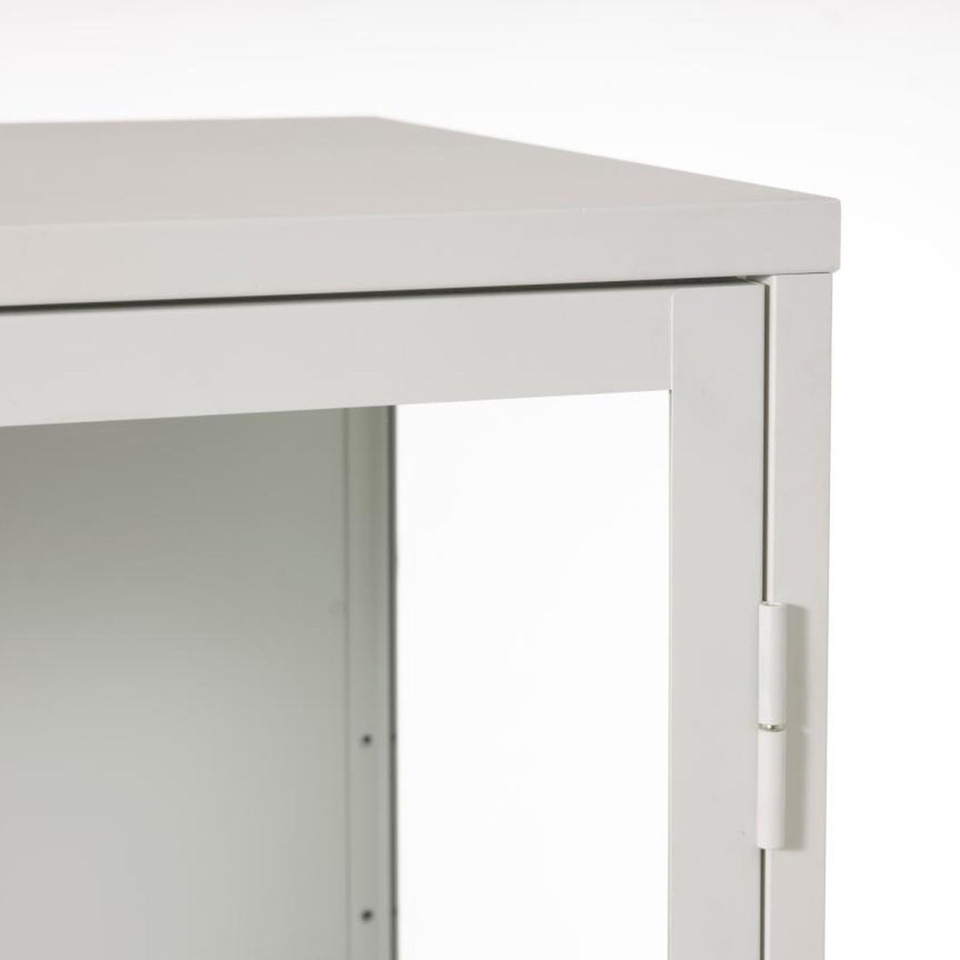 Carmel skap i lys greige, detalj av øvre hjørne med metallramme, glass og hengsel