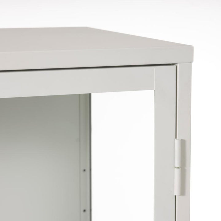 Carmel skap i lys greige, detalj av øvre hjørne med metallramme, glass og hengsel