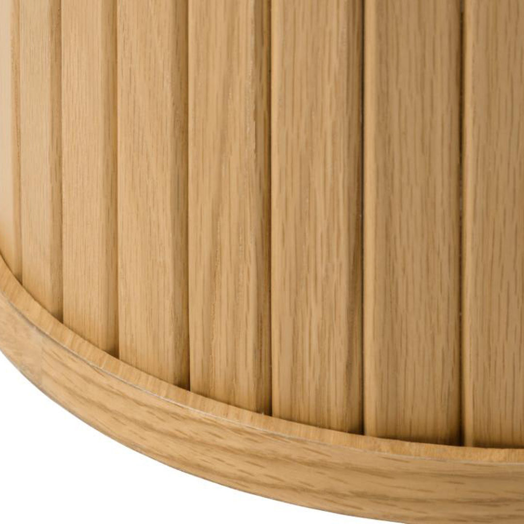 Fiola sidebord i natur eik, nærbilde av rund ribbet sokkel og avrundet kant mot hvit bakgrunn