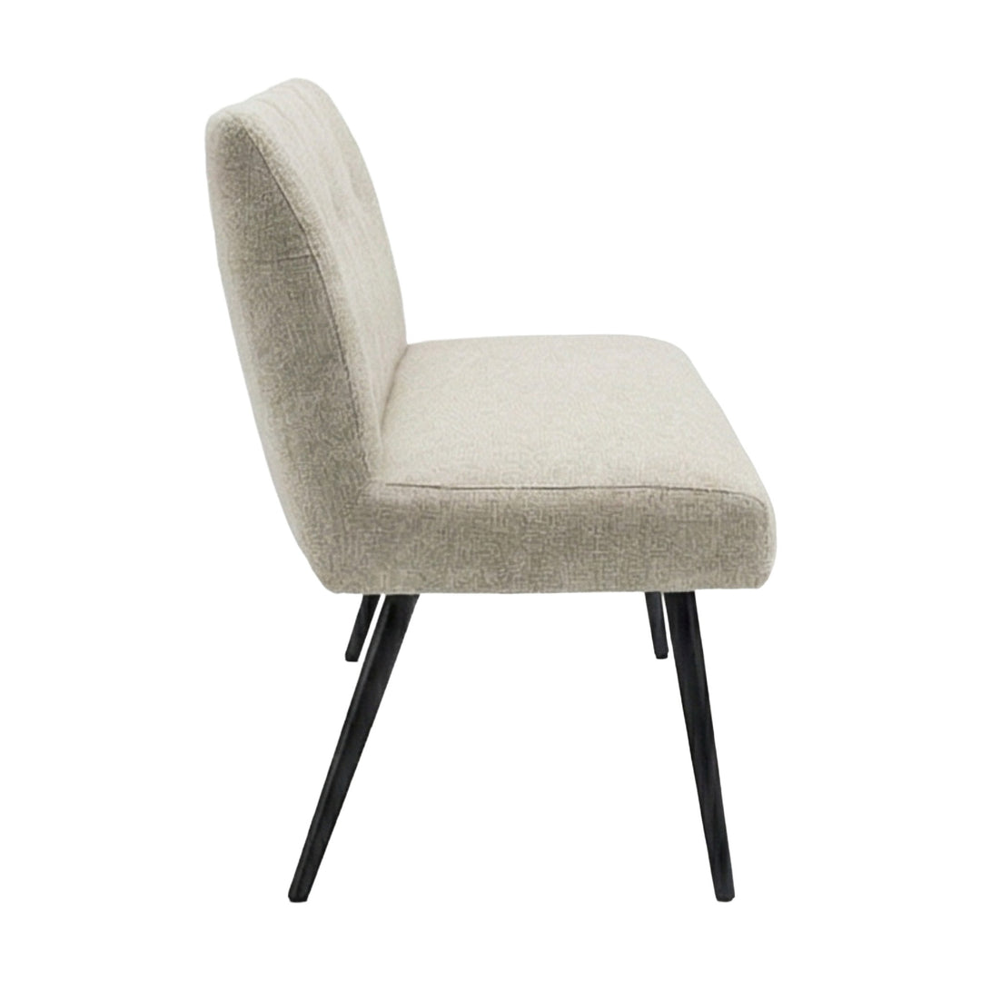 Roxana spisebenk i beige stoff, sett fra siden med sorte metallben