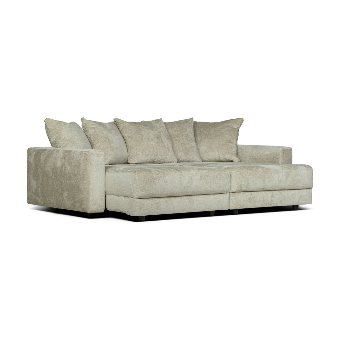Bellus Glory sovesofa i lys beige chenille med flere ryggputer, sett forfra på hvit bakgrunn