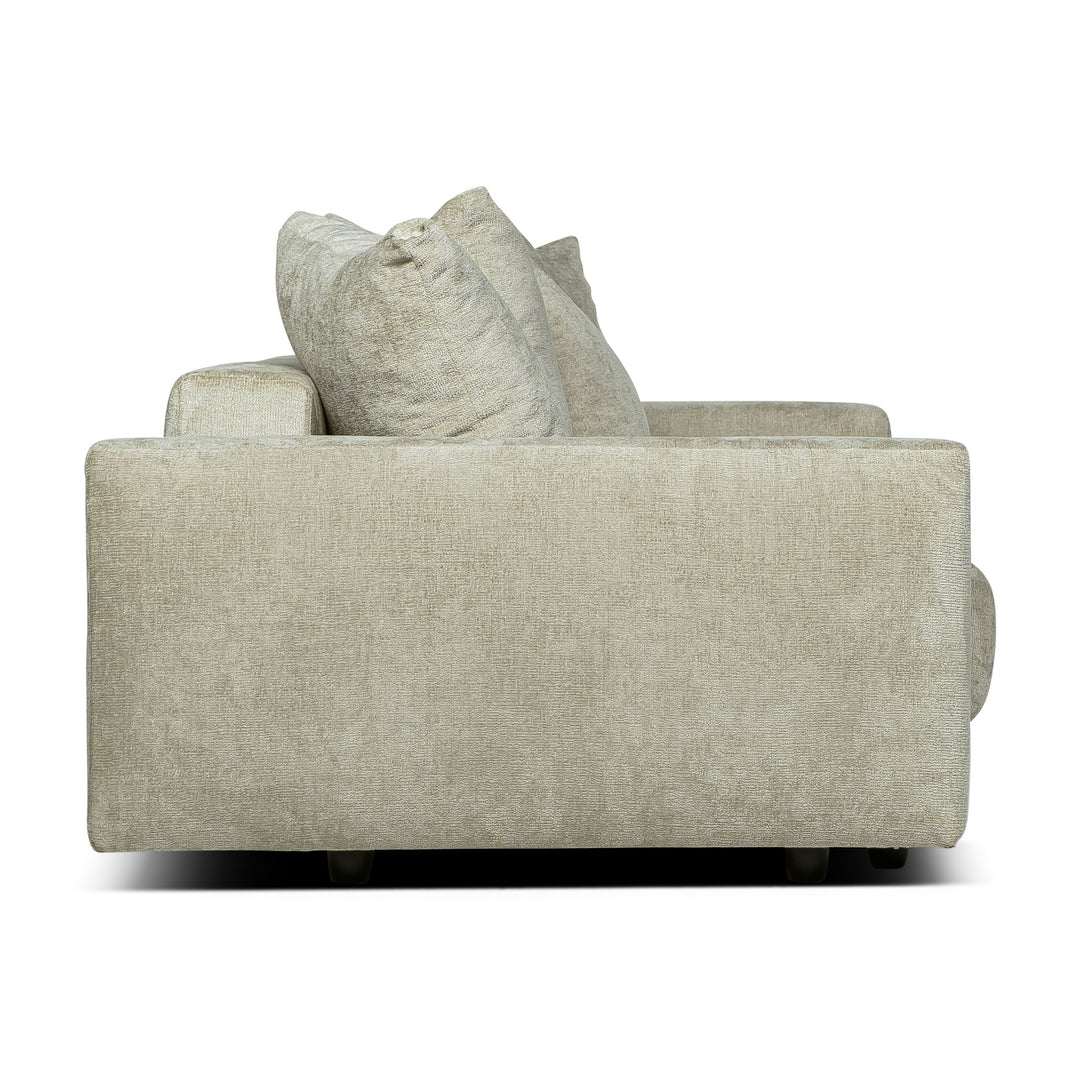 Bellus Glory sovesofa sett fra siden i beige chenillestoff med pute