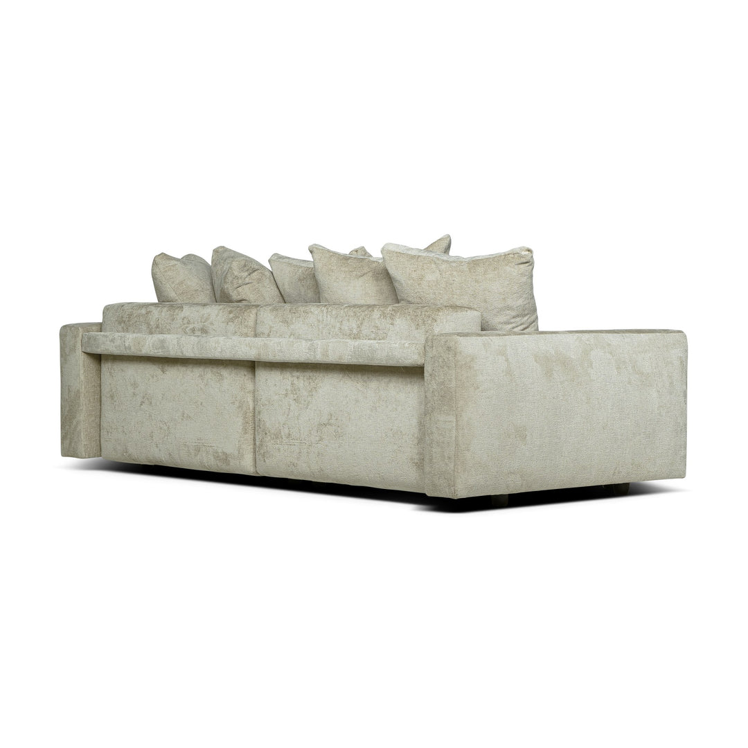 Bellus Glory sovesofa sett bakfra i beige chenillestoff med løse puter