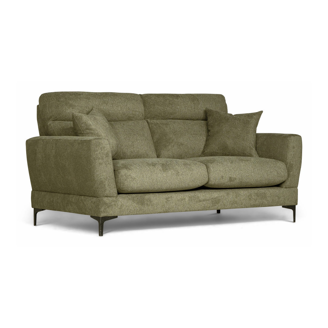 Bellus Robin 2-seter sofa i olivengrønn chenille med svarte metallben, sett skrått forfra