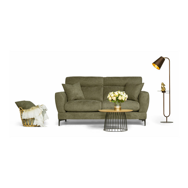 Bellus Robin sofa i olivengrønt med sofabord, gulvlampe og dekor i stue