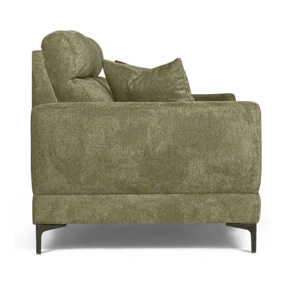 Bellus Robin sofa i olivengrønt stoff, sideprofil med pute og sorte ben