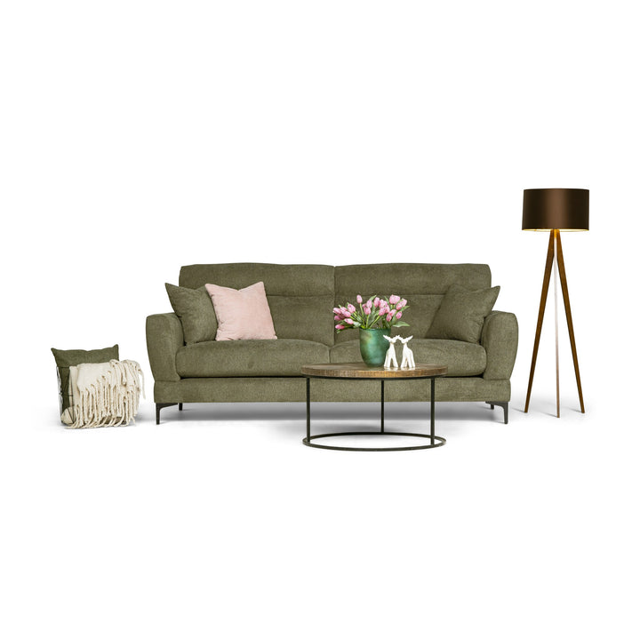 Bellus Robin sofa i mosegrønt chenillestoff med rosa pute, tulipaner på sofabord og gulvlampe